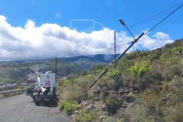 Poste inclinado del alumbrado público en Montaña Las Palmas/TA.